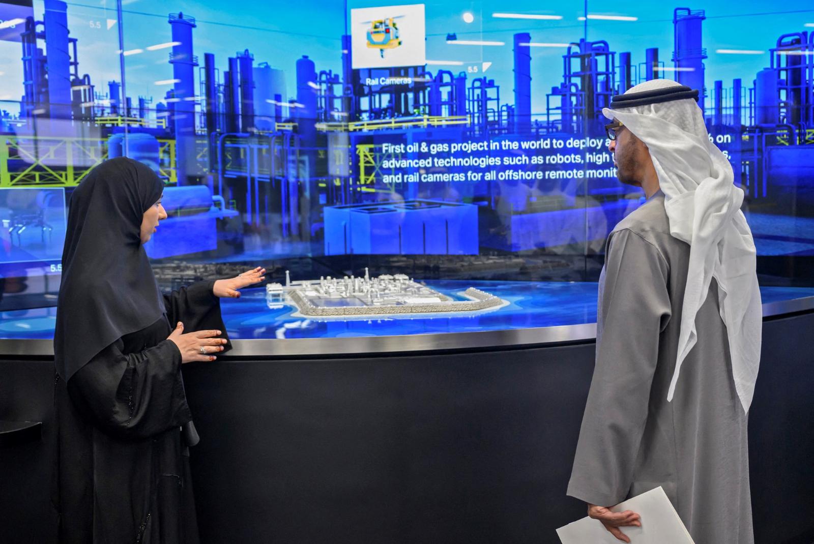 Le Sheikh Mohamed ben Zayed al-Nahyan, président des Emirats arabes unis, en visite au siège d'ADNOC, la compagnie pétrolière nationale.