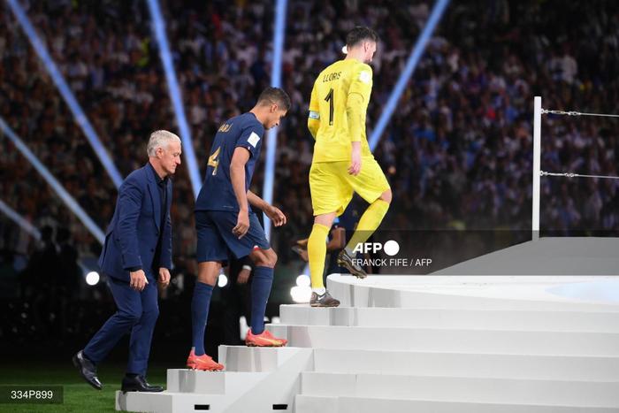 Le capitaine Hugo Lloris lors de la remise du trophée.