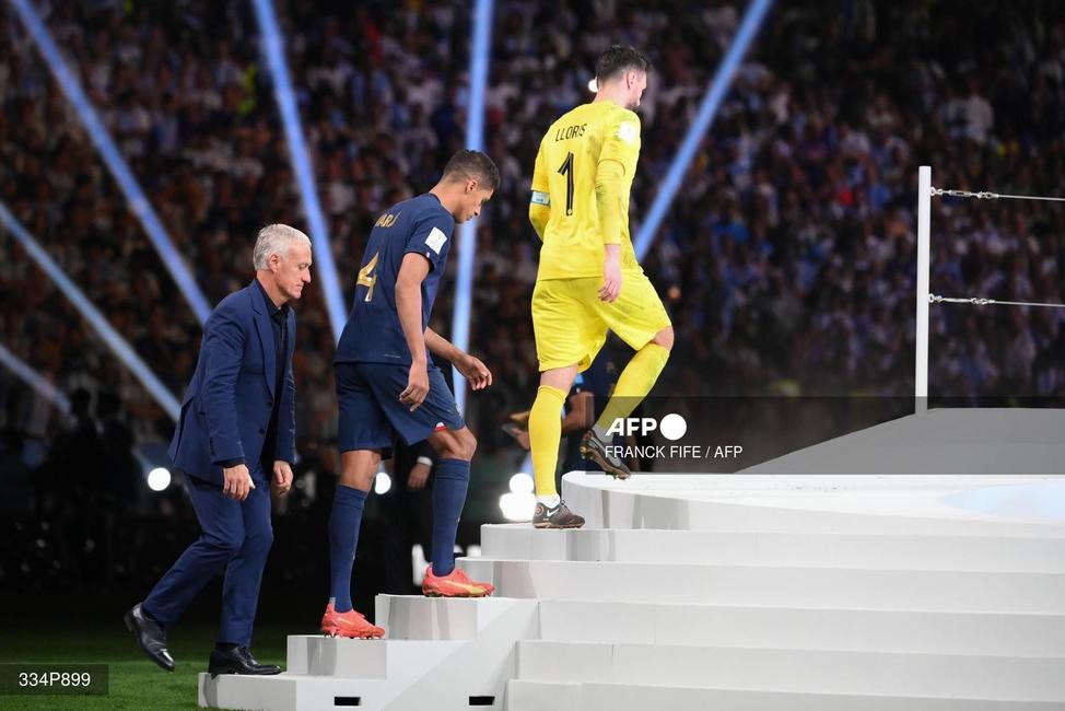 Le capitaine Hugo Lloris lors de la remise du trophée.