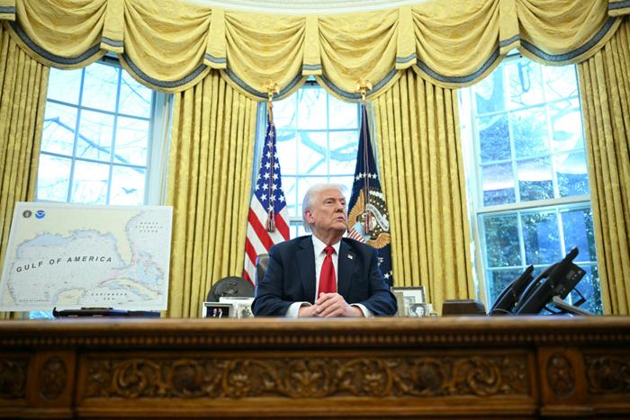 Le président américain Donald Trump dans le bureau ovale de la Maison Blanche à Washington, DC, le 26 mars 2025.