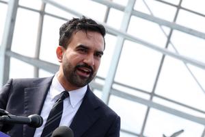 Le maire élu de New York, Zohran Mamdani, s’exprime lors d’une conférence de presse à Flushing Meadows–Corona Park, dans le quartier du Queens, à New York, le 5 novembre 2025. Âgé de 34 ans, Mamdani devient le premier maire musulman de la ville et le plus jeune à occuper cette fonction depuis plus d’un siècle. Ce socialiste démocrate a remporté l’élection malgré de violentes attaques contre ses politiques et ses origines musulmanes, venues des milieux d’affaires, des commentateurs conservateurs et de Donald Trump lui-même.