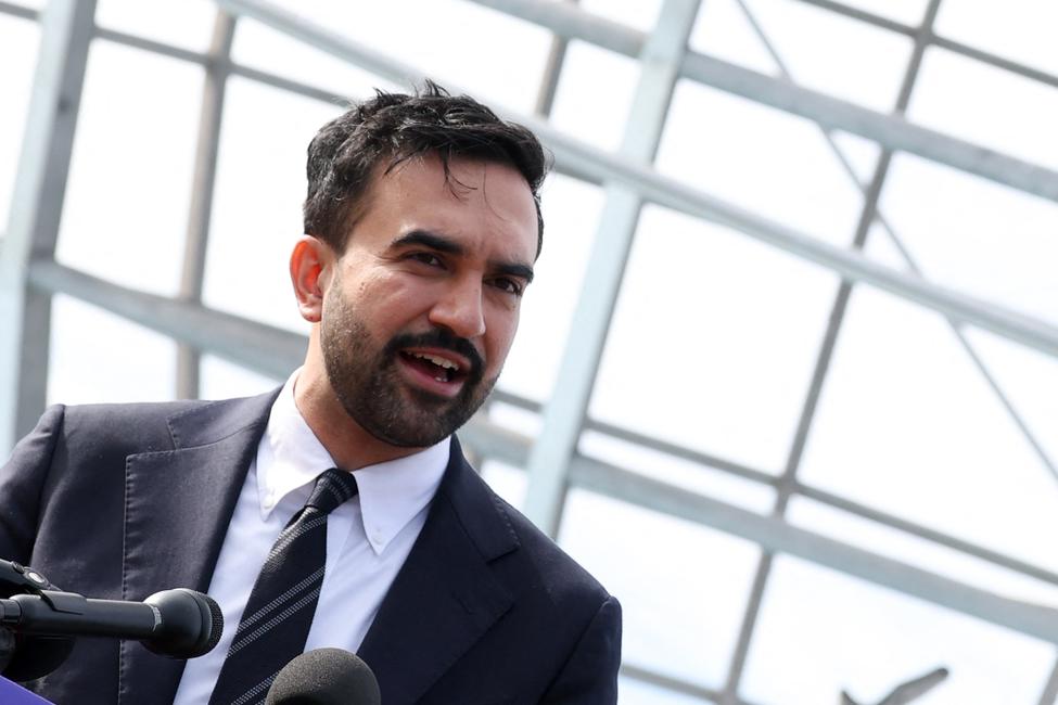 Le maire élu de New York, Zohran Mamdani, s’exprime lors d’une conférence de presse à Flushing Meadows–Corona Park, dans le quartier du Queens, à New York, le 5 novembre 2025. Âgé de 34 ans, Mamdani devient le premier maire musulman de la ville et le plus jeune à occuper cette fonction depuis plus d’un siècle. Ce socialiste démocrate a remporté l’élection malgré de violentes attaques contre ses politiques et ses origines musulmanes, venues des milieux d’affaires, des commentateurs conservateurs et de Donald Trump lui-même.