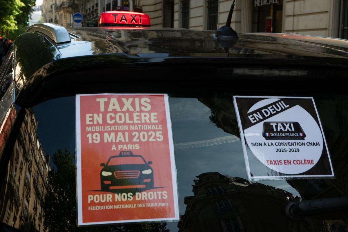 Des taxis mobilisés contre les changements proposés dans la façon dont l'État finance les services de transport médical, à Paris tôt le 19 mai 2025.