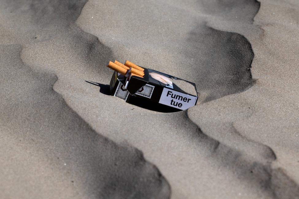 Un paquet de cigarettes sur une plage de Saint-Nic, dans l'ouest de la France, le 24 juin 2025.