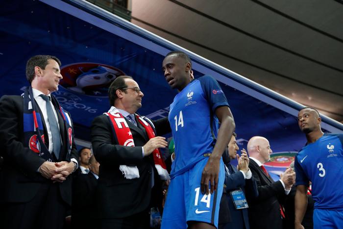 François Hollande serre la main de Blaise Matuidi aux côtés de Manuel Valls après la défaite de la France (0-1) en finale de l'Euro 2016 contre le Portugal, le 10 Juillet 2016 au Stade de France à Saint- Denis (93).