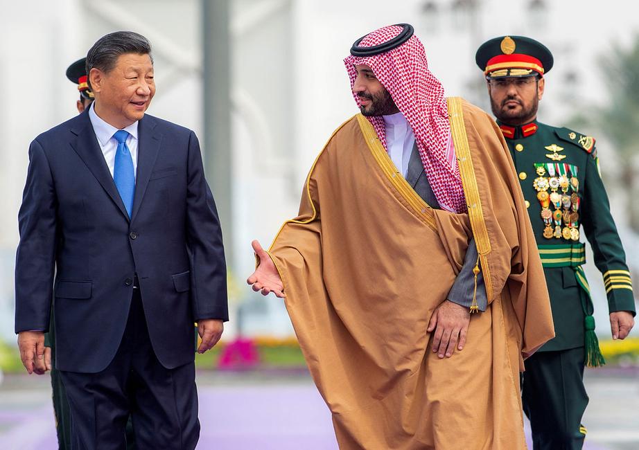 Le prince héritier saoudien Mohammed ben Salmane accueillant le président chinois Xi Jinping lors d'une cérémonie à Riyad, le 8 décembre 2022.