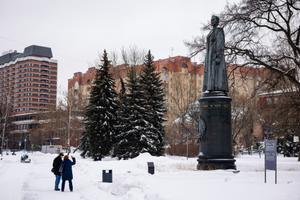 Un couple prend des photos du monument à Félix Dzerjinski, dirigeant bolchevique et chef de la première organisation de police secrète soviétique, considéré comme faisant partie du patrimoine culturel russe, dans un parc de monuments soviétiques du centre de Moscou, le 25 février 2021.
