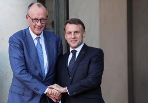 Le président Emmanuel Macron accueille le chancelier allemand Friedrich Merz au palais de l'Élysée à Paris, le 6 janvier 2026, avant le sommet de la Coalition des volontaires sur les garanties de sécurité pour l'Ukraine.