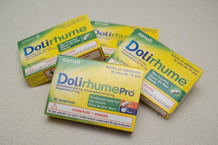 Le Dolirhume, qui contient de la pseudoéphédrine, fait partie des médicaments "déconseillés" au regard des risques qu'il peut occasionner.