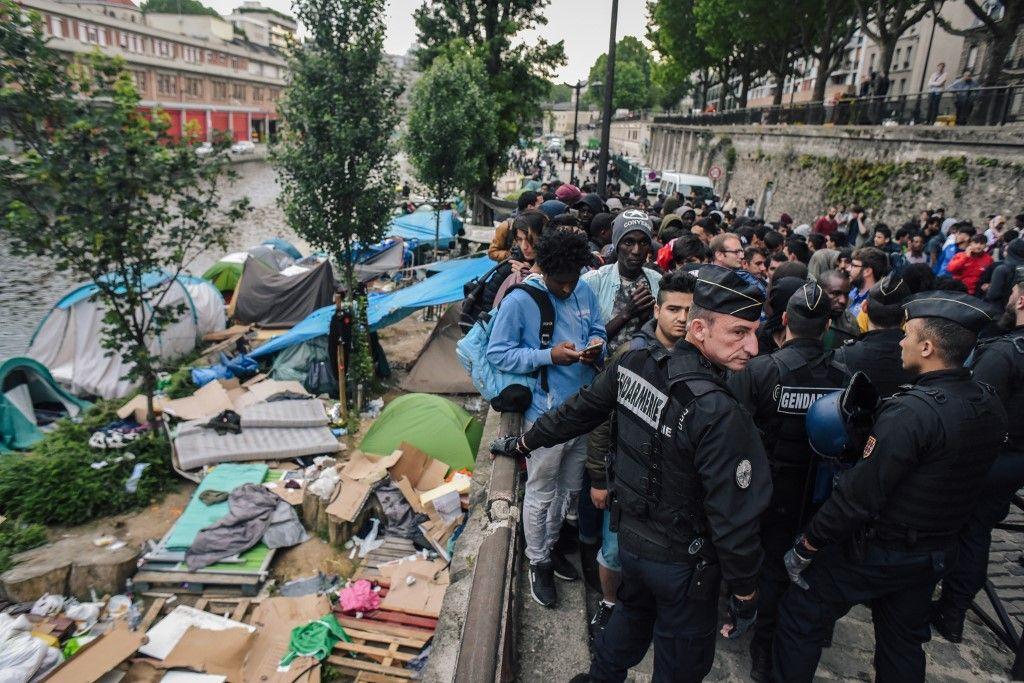 Des migrants lors d'une opération d'évacuation par les autorités.