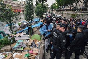 Des migrants lors d'une opération d'évacuation par les autorités.