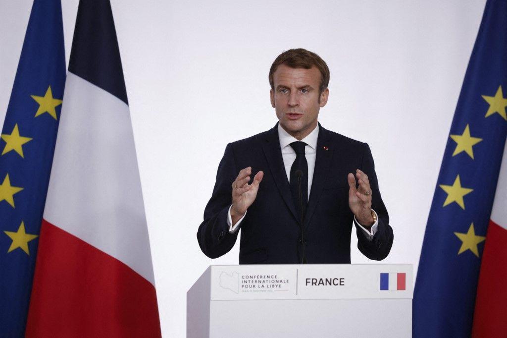 Emmanuel Macron conférence de presse drapeaux AFP