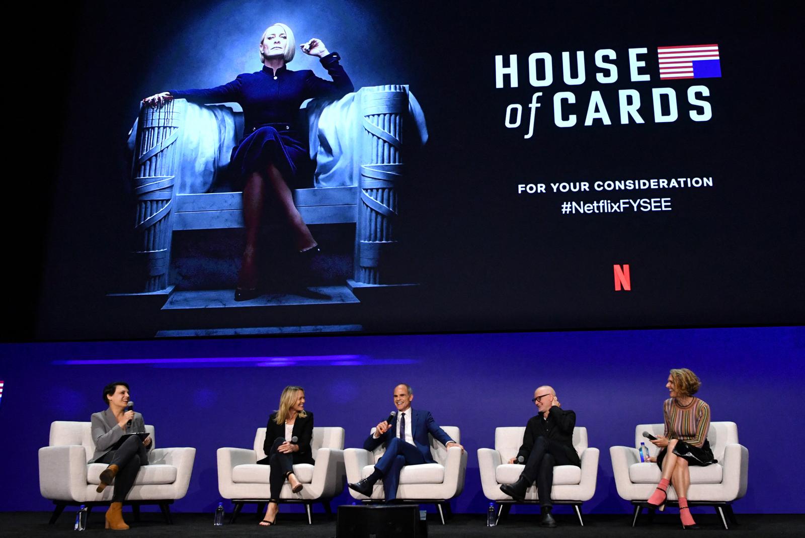 Stacey Wilson Hunt, Robin Wright, Michael Kelly, Frank Pugliese et Melissa Gibson prennent la parole lors de l’événement FYSEE de Netflix pour la série « House of Cards », aux studios Raleigh, le 4 juin 2019 à Los Angeles, en Californie.