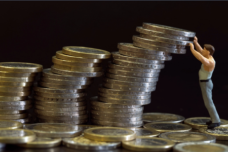 La dette publique pèse lourd pour les finances publiques et l'équilibre budgétaire français.