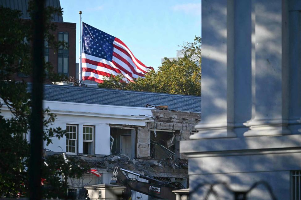Des engins lourds démolissent une partie de l'aile Est de la Maison-Blanche, alors que débute la construction de la salle de bal prévue par le président Donald Trump, à Washington, DC, le 20 octobre 2025. (Photo de Pedro UGARTE / AFP)