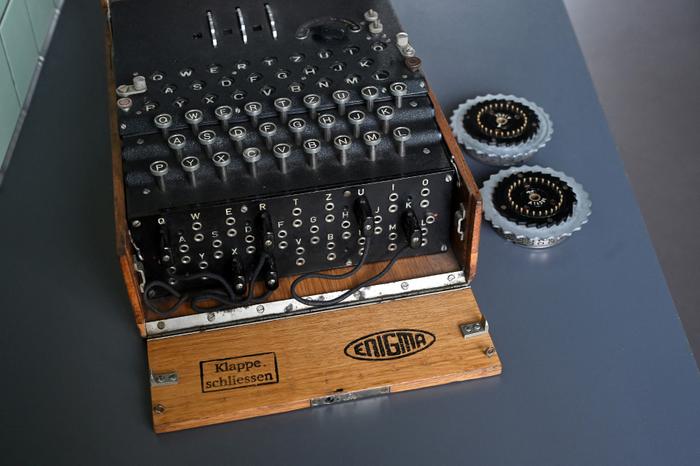 Une machine de chiffrement Enigma modèle I est visible à Bletchley Park, près de Milton Keynes, au nord de Londres, le 26 octobre 2023.