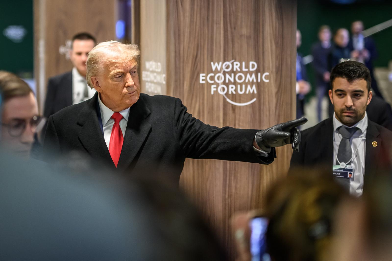 Le président américain Donald Trump fait un geste en quittant le centre des congrès lors de la réunion annuelle du Forum économique mondial (WEF) à Davos, le 21 janvier 2026.
