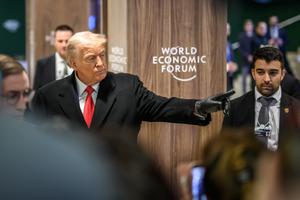 Le président américain Donald Trump fait un geste en quittant le centre des congrès lors de la réunion annuelle du Forum économique mondial (WEF) à Davos, le 21 janvier 2026.