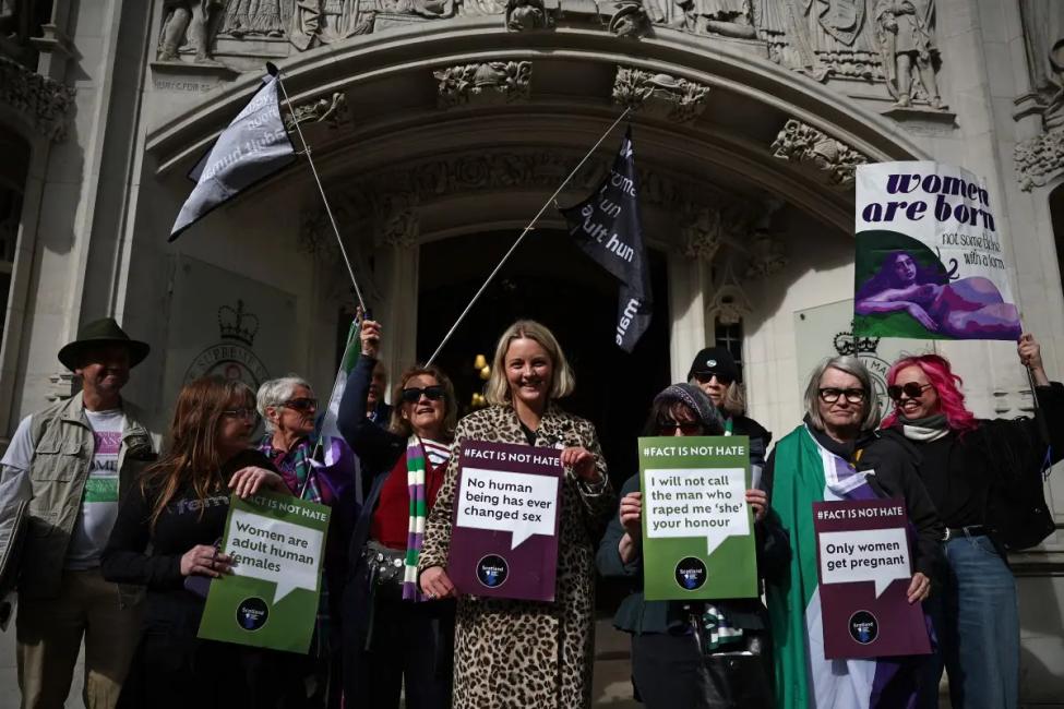 Des militants célèbrent après avoir entendu le résultat de la décision de la Cour suprême sur la manière de définir une « femme », à Londres, le 16 avril 2025.