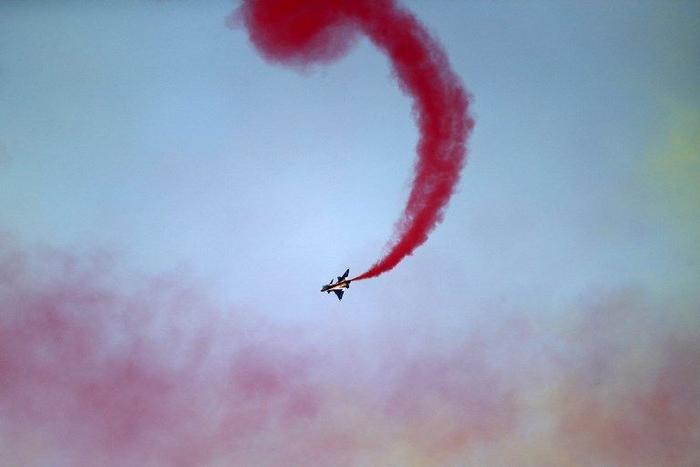 Un avion de chasse chinois Chengdu J-10 effectue une démonstration au Airshow de Dubaï.