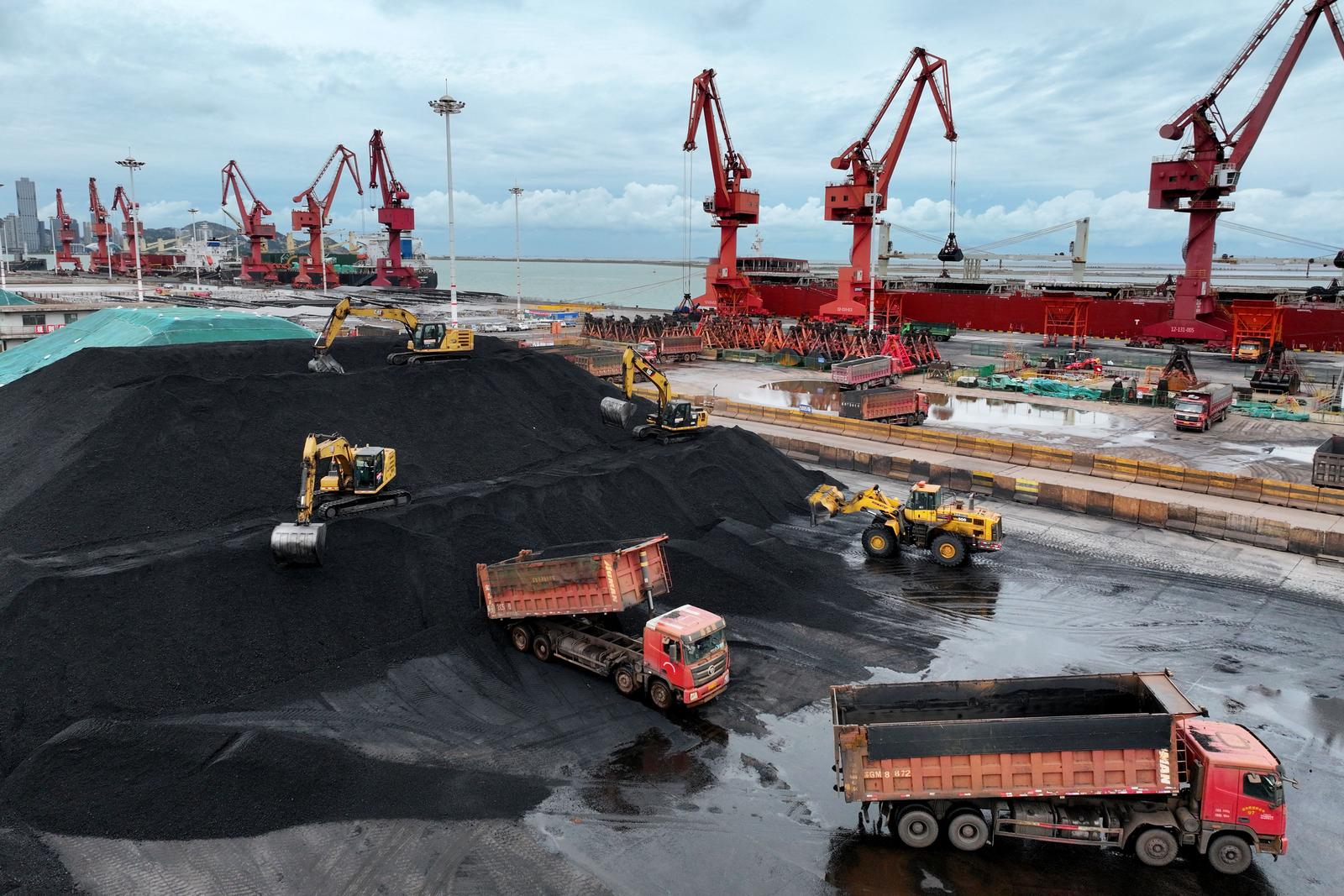 Du charbon destiné aux centrales électriques est trié et entreposé dans les installations de stockage du port de Lianyungang, dans la province du Jiangsu (dans l'Est de la Chine), le 22 septembre 2025.
