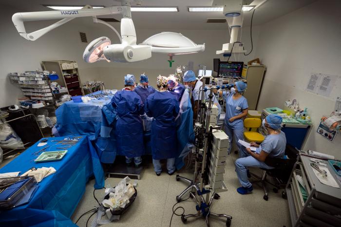 Au CHU de Toulouse, des chirurgiens, des médecins et des infirmières pratiquent une opération.