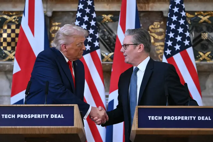 Le Premier ministre britannique Keir Starmer et le président américain Donald Trump lors d'une conférence de presse conjointe à la suite de leur rencontre à Chequers, dans le centre de l'Angleterre, le 18 septembre 2025.