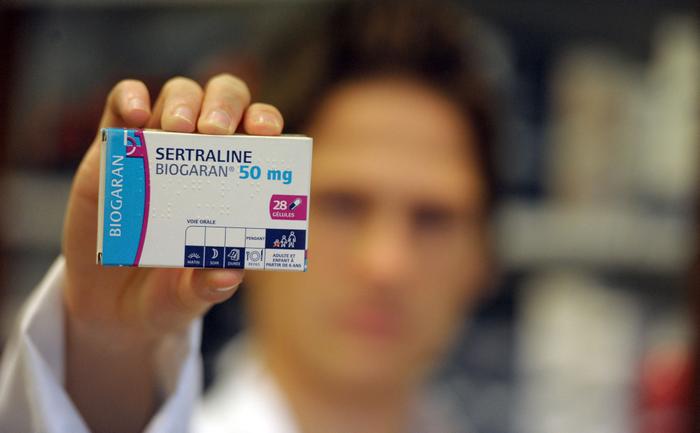 Une personne présente le 03 juillet 2010 à Paris une boîte du médicament Sertraline 50 mg du laboratoire Biogaran