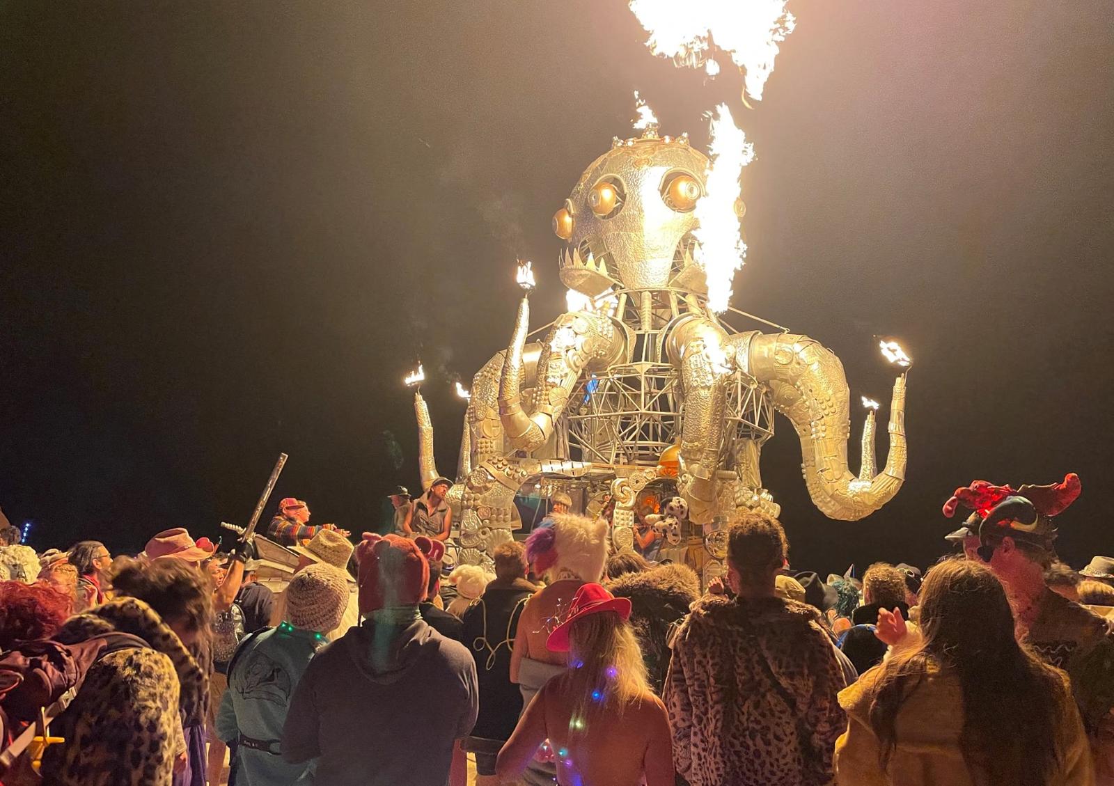 Des participants dansent lors du festival annuel Burning Man, au petit matin.