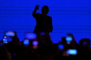 Le président argentin Javier Milei salue la foule lors de la Conférence d'action politique conservatrice (CPAC) à Buenos Aires, le 4 décembre 2024.