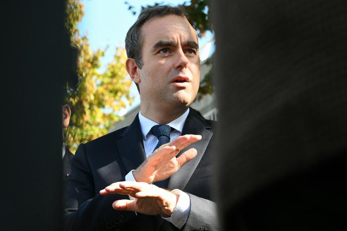 Le Premier ministre Sébastien Lecornu s'adresse aux journalistes après une visite dans un commissariat de police de L'Hay-les-Roses, dans la banlieue sud de Paris, le 11 octobre 2025.