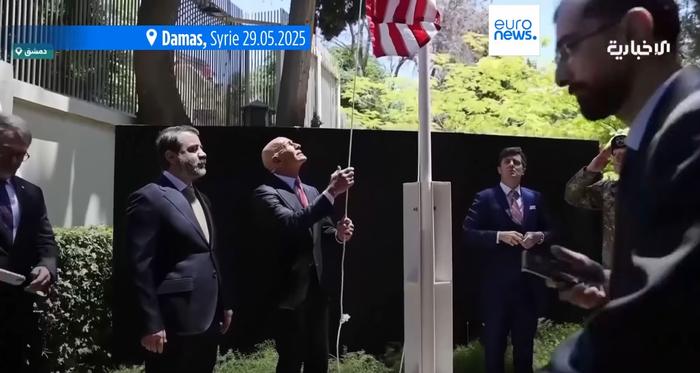 Le drapeau américain est hissé de nouveau à l'ambassade américaine à Damas.