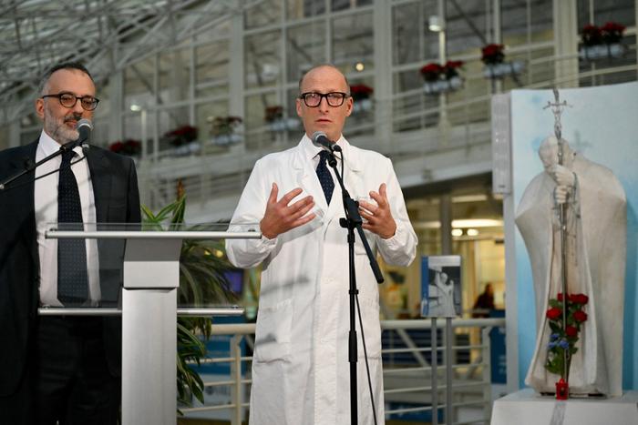 Le professeur Sergio Alfieri (à droite) et le docteur Luigi Carbone donnent une conférence de presse à l'hôpital Gemelli où le pape François est hospitalisé pour des examens et un traitement pour une bronchite à Rome, le 21 février 2025.