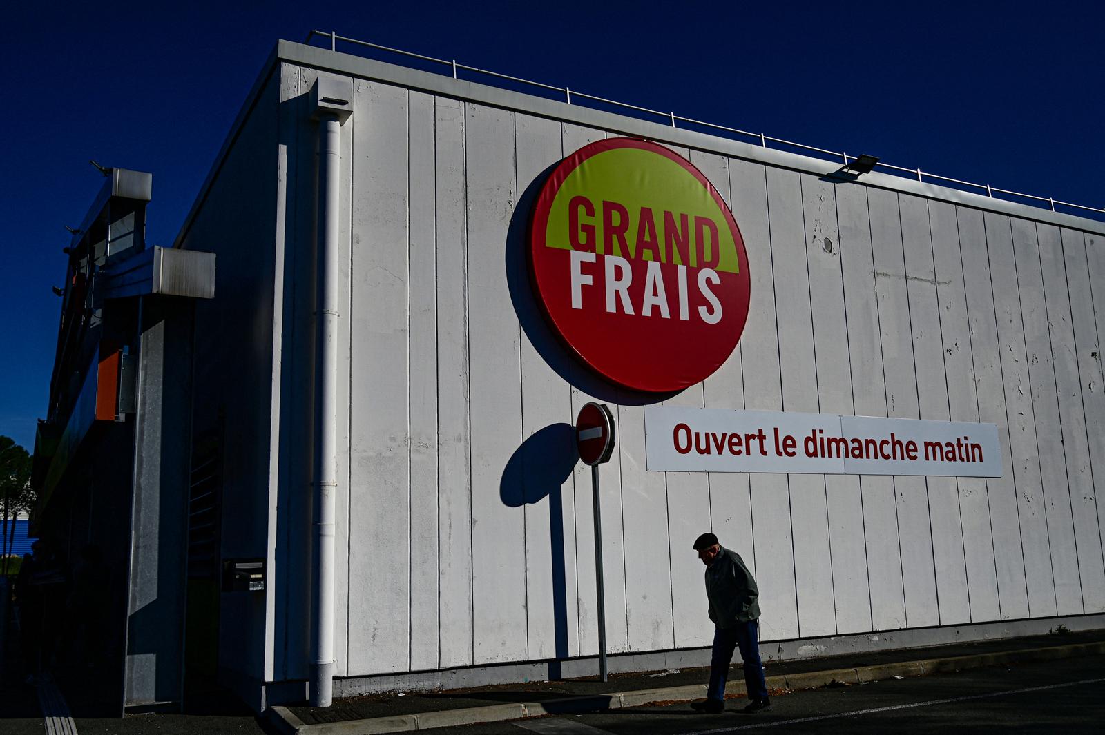 Cette photographie montre le logo du supermarché français Grand Frais sur la façade d’un magasin de l’enseigne à Béziers, dans le sud de la France, le 30 mars 2025. (Image d'illustration)