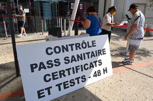 Un contrôle de passe sanitaire dans un cinéma de Montpellier, le 29 juillet.