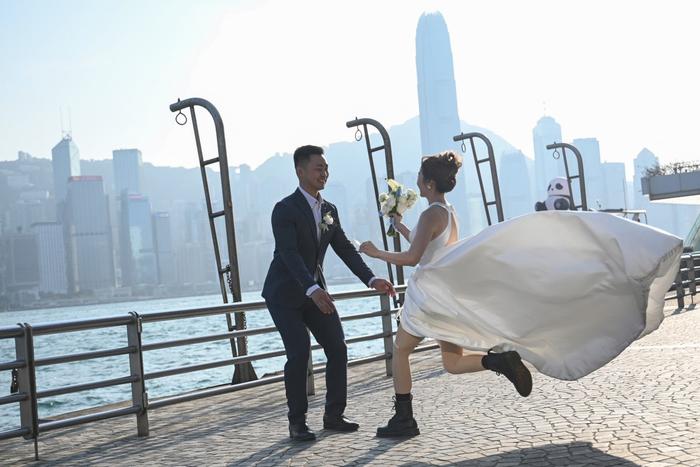 Un couple de Chine continentale pose pour des photos de mariage sur le front de mer à Hong Kong le 24 février 2025.
