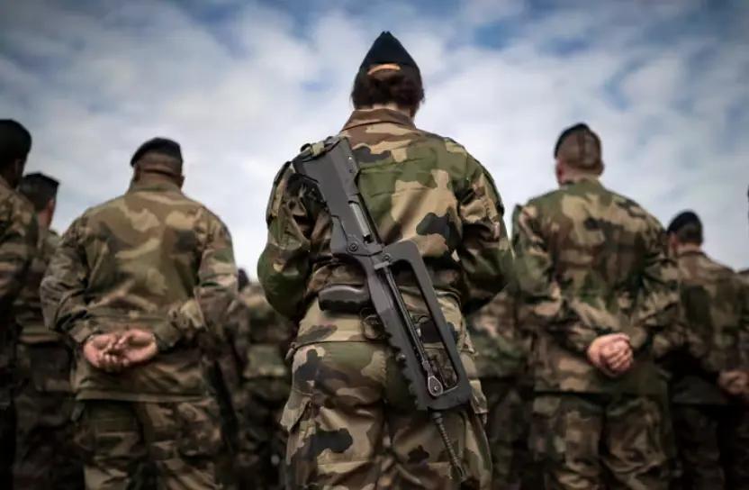 Le gouvernement s’apprête à envoyer un manuel de survie en cas de conflit armé ou de crise sur le sol français, selon Europe 1
