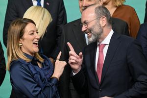 La présidente du Parlement européen, Roberta Metsola, et le président du PPE, Manfred Weber, lors d'une photo de famille à l'occasion d'une réunion du Parti populaire européen (PPE) à Berlin, le 18 janvier 2025.