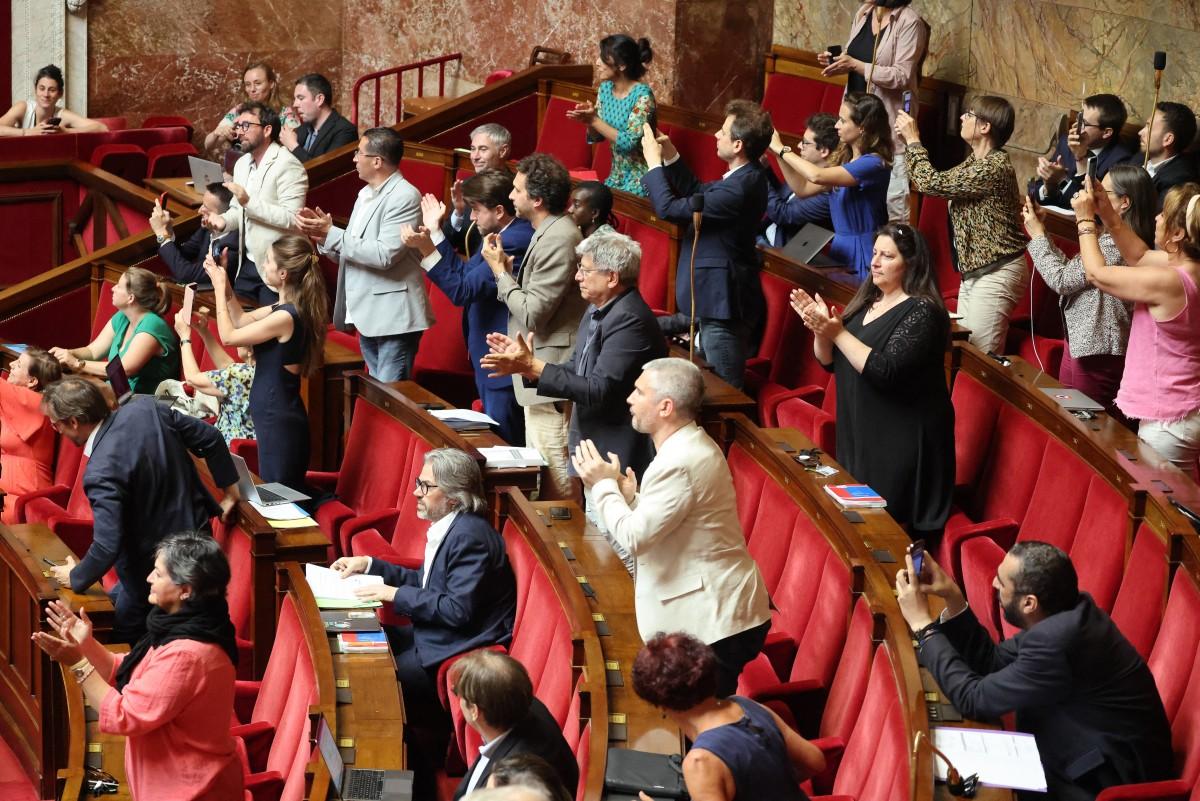 Des députés réagissent après le vote d'une motion de rejet du projet de loi sur la réforme de la radiodiffusion publique et de la souveraineté audiovisuelle, le 30 juin 2025 à l'Assemblée nationale, à Paris.