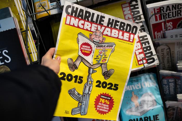 Un homme achète un numéro du journal satirique Charlie Hebdo à l'occasion du 10e anniversaire de l'attentat de Charlie Hebdo.