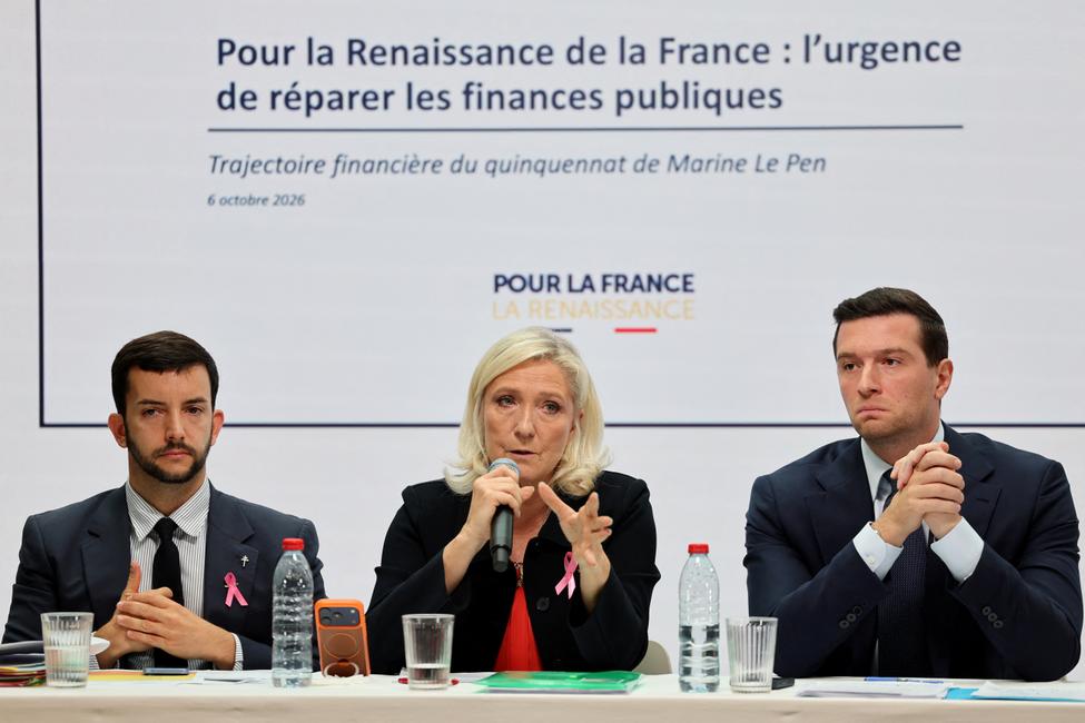 Jean-Philippe Tanguy, Marine Le Pen, et Jordan Bardella ont participé à une conférence de presse le 6 octobre 2026 au siège du parti à Paris afin de présenter le contre-budget du Rassemblement national pour 2027 et sa trajectoire budgétaire proposée pour la période 2027-2032.
