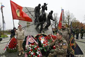 Des vétérans des forces spéciales russes déposent des fleurs au pied d'un monument aux morts à Saint-Pétersbourg, le 24 octobre 2025.