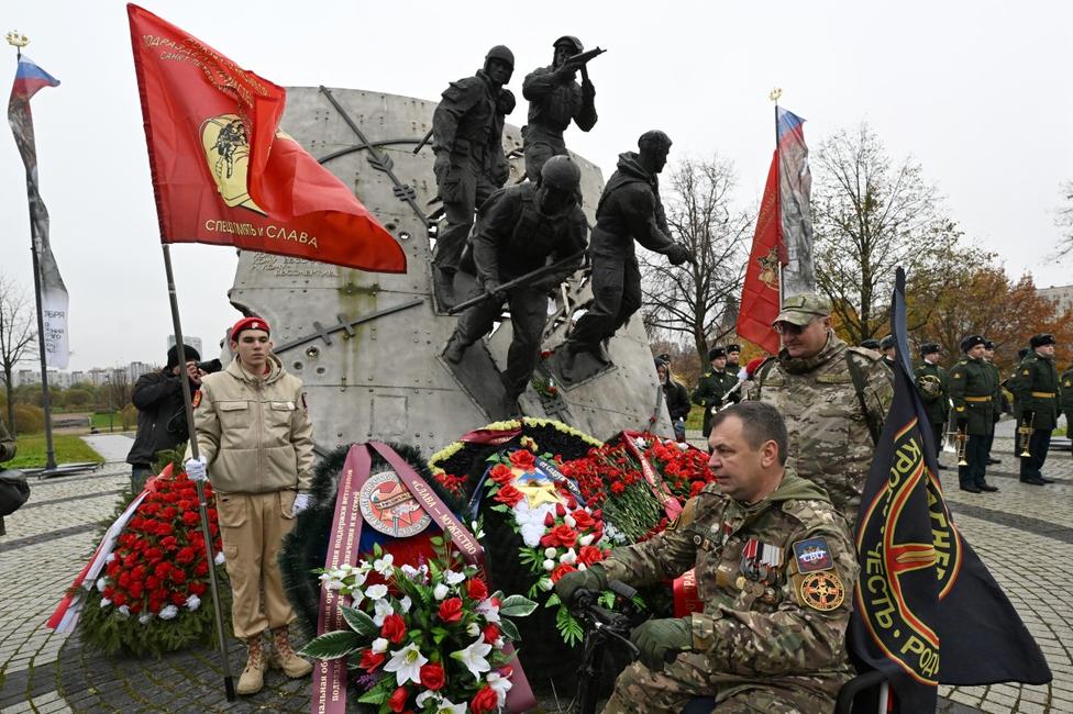 Des vétérans des forces spéciales russes déposent des fleurs au pied d'un monument aux morts à Saint-Pétersbourg, le 24 octobre 2025.