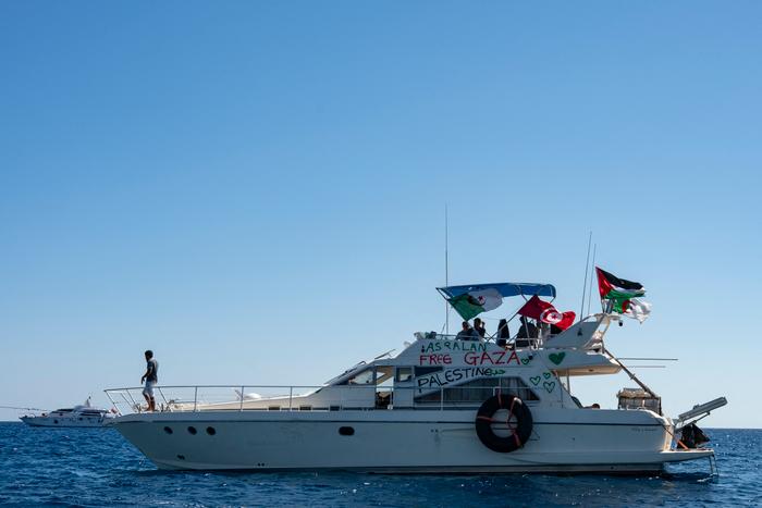 Des membres de la flottille mondiale Sumud à destination de Gaza sont amarrés sur la petite île de Koufonissi, au sud de la Crète, le 26 septembre 2025. (Photo d'Eleftherios ELIS / AFP)