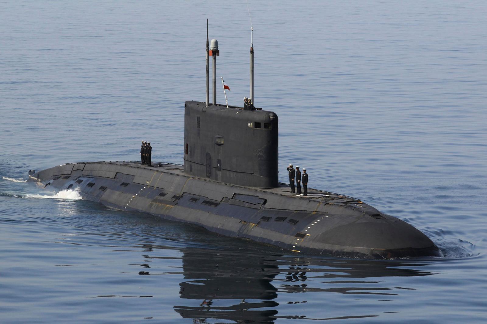 Un sous marin iranien dans le détroit d'Ormuz.