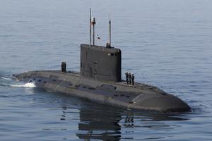 Un sous marin iranien dans le détroit d'Ormuz.