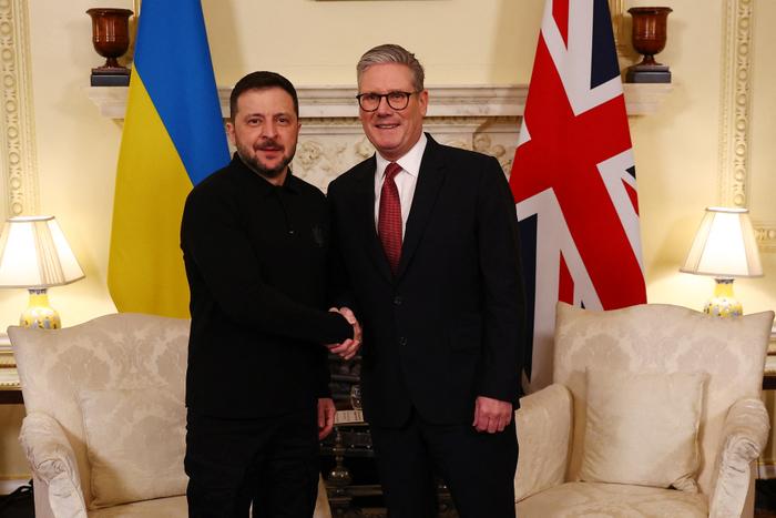 Le Premier ministre britannique Keir Starmer serre la main du président ukrainien Volodymyr Zelensky lors d'une réunion bilatérale à Londres, le 1er mars 2025, avant le sommet des dirigeants européens prévu ce dimanche.