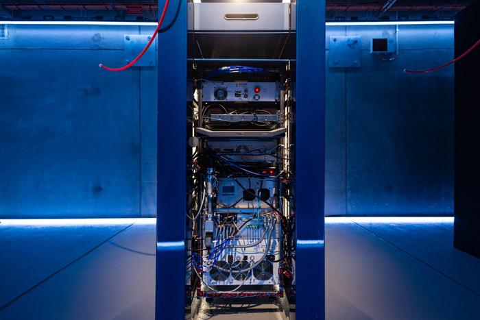 Une vue de l'ordinateur quantique modulaire MosaiQ lors de son inauguration dans l'usine d'OVHcloud à Croix, dans le nord de la France. (Image d'illustration)