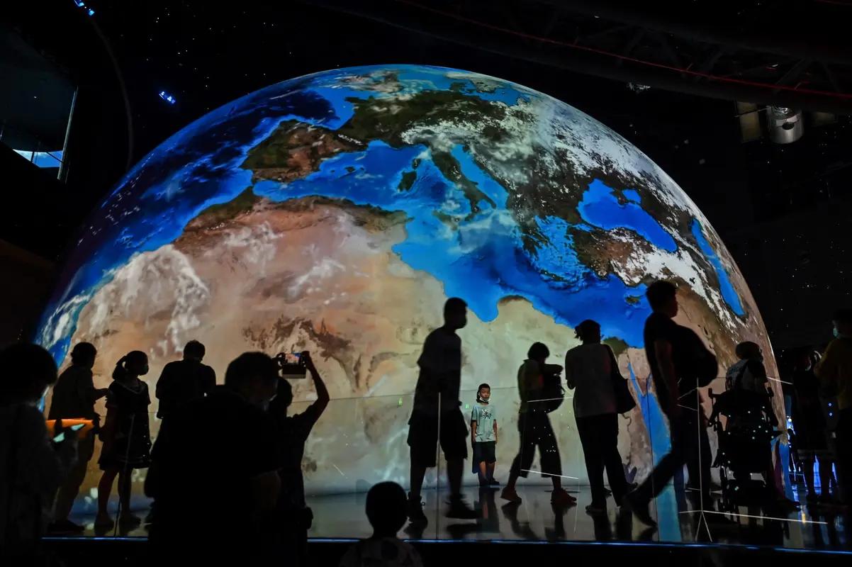 Une représentation de notre planète Terre est visible lors de la visite du Planétarium de Shanghai récemment ouvert à Shanghai, le 30 juillet 2021.