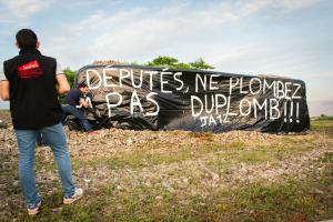 A Rodez, des agriculteurs du syndicat Jeunes Agriculteurs (JA) manifestent en soutien à loi Duplomb